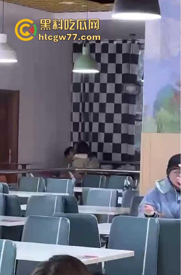 大学生真会玩！情侣在学校食堂沙发上做爱被偷拍 ，现场被人拍下疯传-3