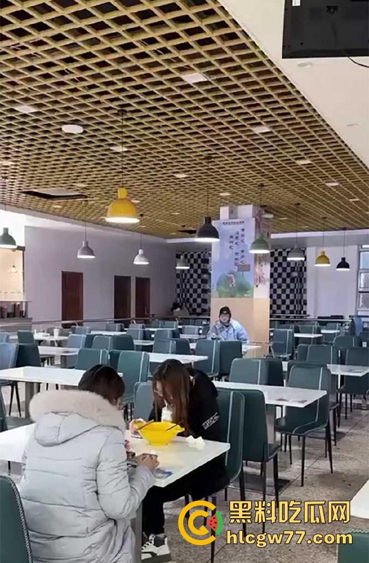 大学生真会玩！情侣在学校食堂沙发上做爱被偷拍 ，现场被人拍下疯传-7