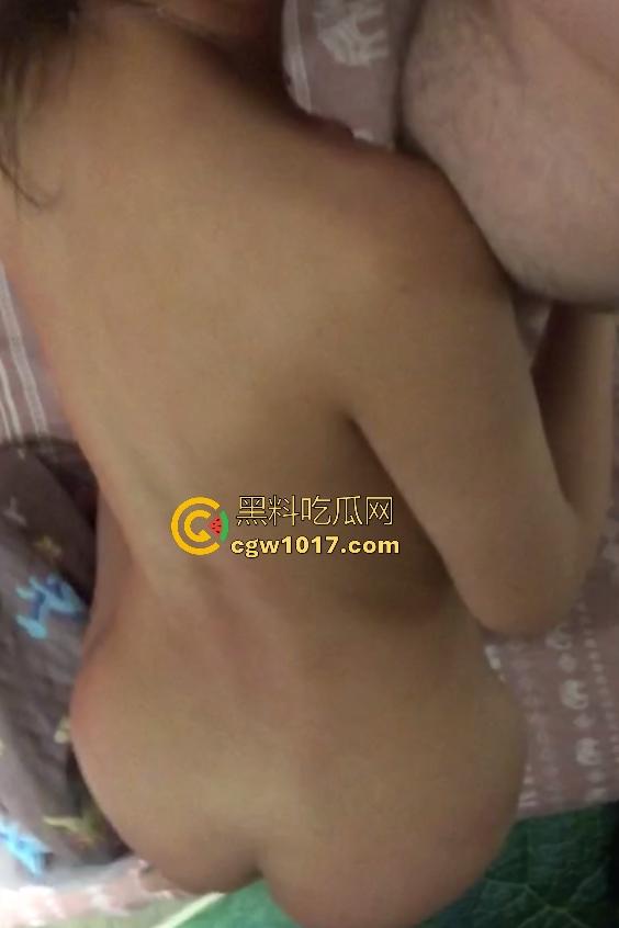 从小被宠大的女神遇到老公大鸡巴也会害羞，口交含到满脸潮红，后入大屁股被啪出红手印，刚结婚完想怎么操就怎么操！-6