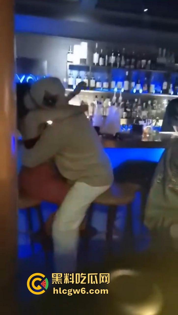 上海东方牧场名不虚传 洋大人一出场 妹子当场湿身舌吻 越亲逼越痒直接厕所开战 吃瓜群众围观拍下爱情大片!-2