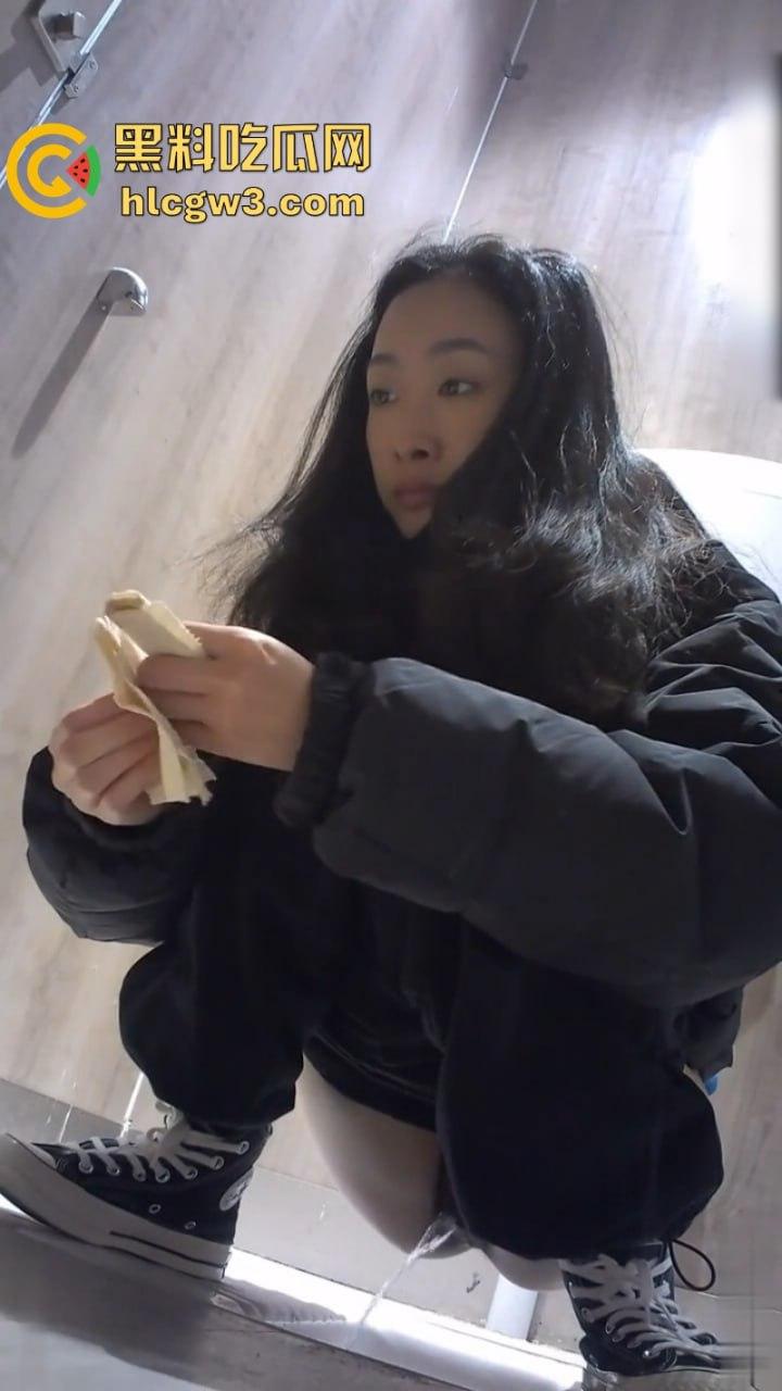 奶茶店女厕变态偷拍 正面+后视多机位展示美女脸逼肛高清特写及放尿全过程 直呼过瘾！-7