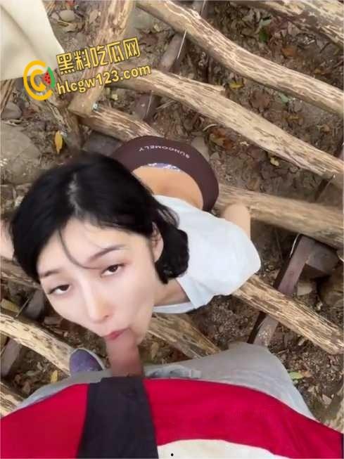 推特登山媛【李娜娜】卖逼方法超出想象，就喜欢落单的登山大哥，露出吃鸡野战！-6