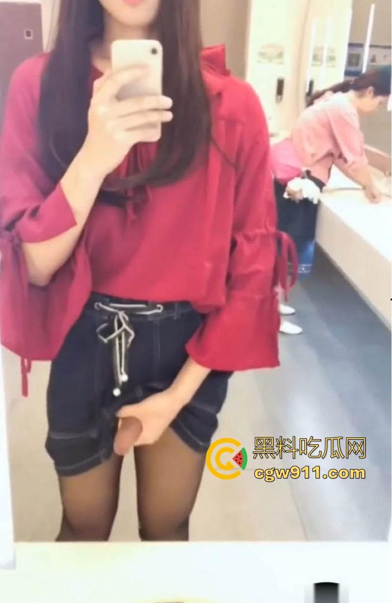 女装大佬挑战女厕所撸屌！清秀妆容下暗藏巨屌，当众对镜自慰喷射，巨屌一亮，瞬间颠覆三观！-3