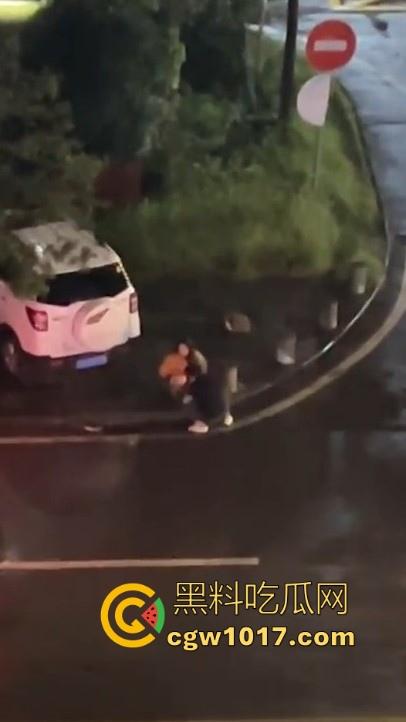 舔狗的终极下场，辛辛苦苦得到的女神一不开心就狂删自己耳光，只求女神能原谅，不是用得着这么卑微嘛！-1